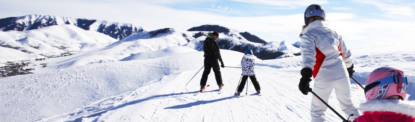 Tại Yangjipine skiing, Quý khách sẽ được hướng dẫn cách trượt tuyết với những dụng cụ trượt (chi phí tự túc) hoặc quý khách đùa nghịch tuyết với những trò chơi tại khu Yangjipine skiing