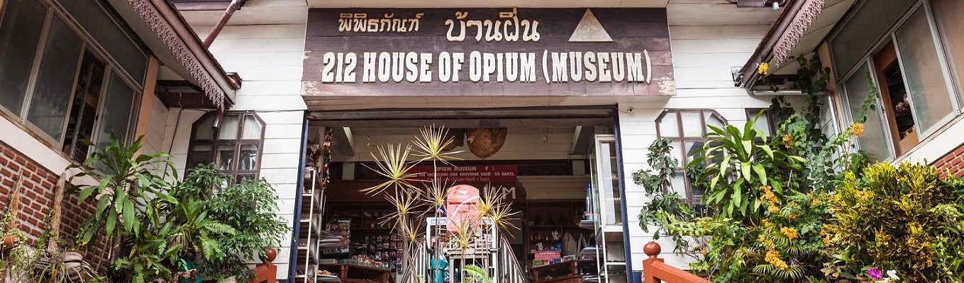 Cách ngã ba biên giới 2 km về hướng Mae Sai, Hall Of Opium - "lâu đài thuốc phiện" - bảo tàng hoành tráng nhất châu Á về chủ đề này nằm ăn sâu vào một quả đồi với tổng diện tích xấp xỉ 6.000 mét vuông