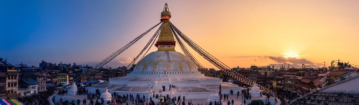 Bảo tháp Boudhanath – một trong hai bảo tháp phật giáo linh thiêng nhất tại Nepal. Ngoài ra đây còn là bảo tháp lớn nhất được xem là trung tâm phật giáo Tây Tạng tại giữa thủ đô Kathmandu.