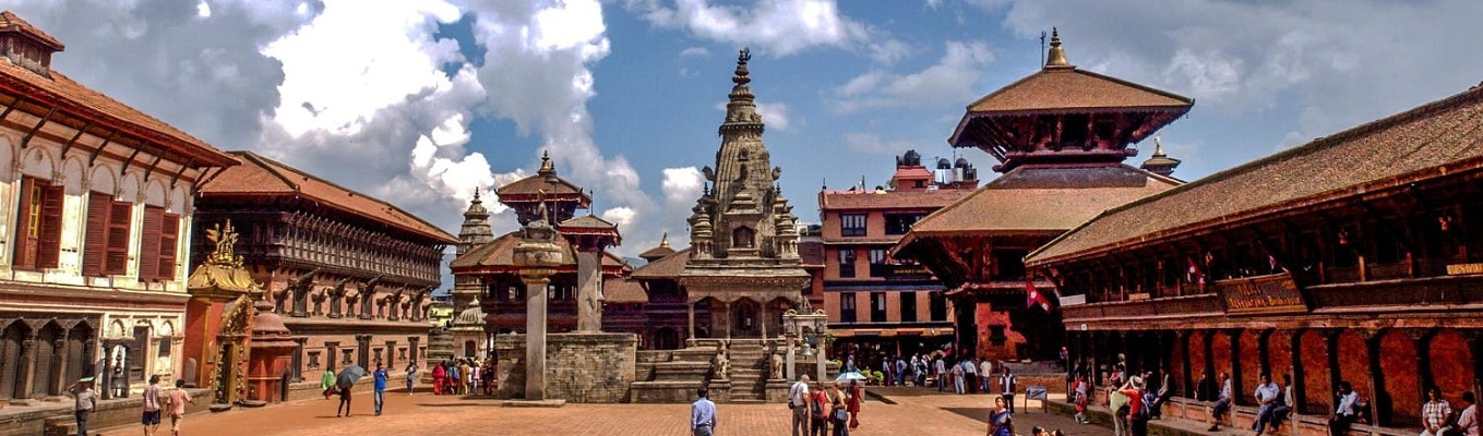 Tại Bhaktapur Durbar Square quý khách có thể đi xuyên qua những con ngõ cổ lát gạch để sang thăm quảng trường gốm, nơi các sản phẩm gốm được bày bán la liệt trong thung lũng, gốm gắn trên các cung điện, đền đài cổ được xây dựng từ nghìn năm trước