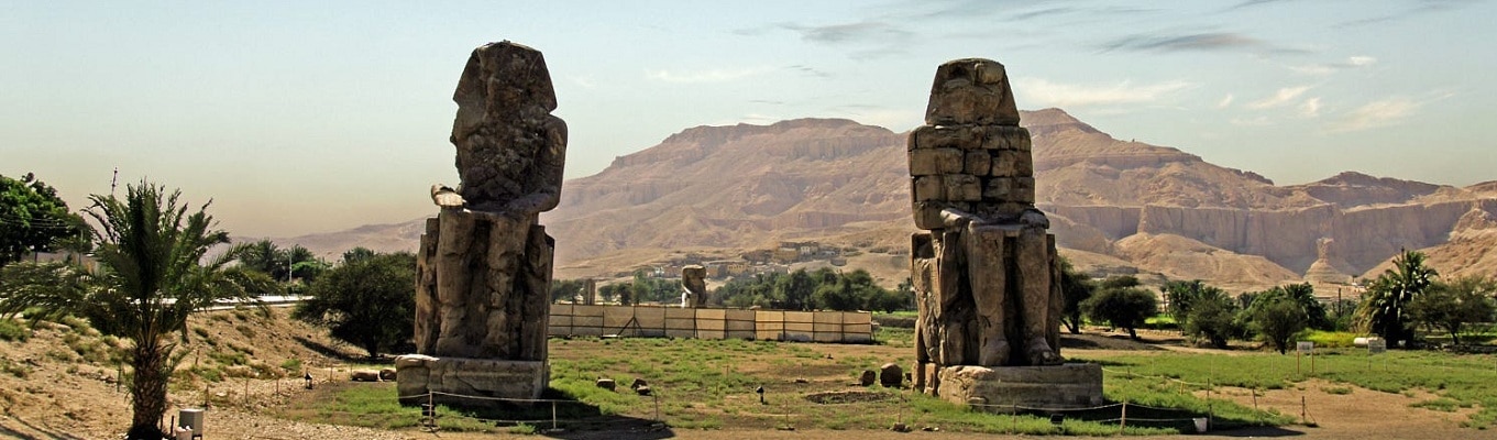 Colossi of Memnon bao gồm hai tượng đài đá khổng lồ mô phỏng hình ảnh pharaoh Amenhotep đệ tam trên ngai vàng. Nhiệm vụ của Colossi là canh gác cho lối vào của đền thờ, nơi chôn cất Amenhotep