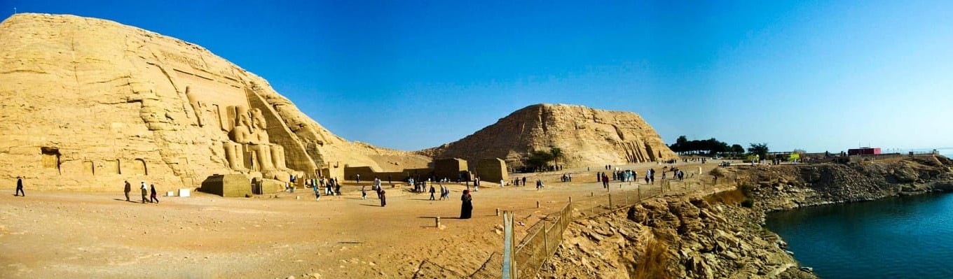 Đền thờ Abu Simbel nằm bên cạnh đập Aswan. Bên trong là bốn bức tượng người ngồi to lớn với ánh mắt cương nghị đang nhìn về phía trước. Ngôi đền là niềm tự hào của người Ai Cập và được UNESCO công nhận là di sản văn hóa thế giới vào giữa năm 1960.