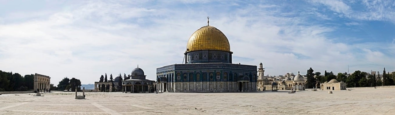 Đền Thờ Đá Tảng (Dom of the Rocks), nơi có tảng đá tương truyền tiên tri Mohamed để lại dấu chân của ông khi được thiên sứ đưa về trời, được người Hồi giáo xem là nơi thánh thiêng thứ ba sau La Mecca và Medina