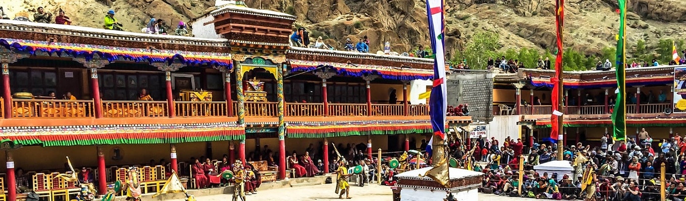 Tu viện Hemis - tu viện Phật giáo lớn nhất vùng Ladakh, cách Leh 45 km về phía nam. Tại đây có lễ hội nổi tiếng Hemis Festival diễn ra hàng năm kỉ niệm ngày sinh Liên Hoa Sinh Đại sư – vị Tổ khai tông lập phái cho tông giáo đầu tiên của Tây Tạng, tông Ninh Mã