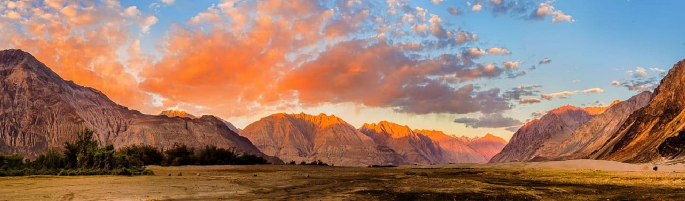 Thung lũng Nubra nổi tiếng được biết đến với tên gọi ldorma hay còn gọi là thung lũng của các loài hoa, nằm ở phía Bắc Ladakh giữa vùng Karakoram và các rặng núi thuộc dãy Himalayas.