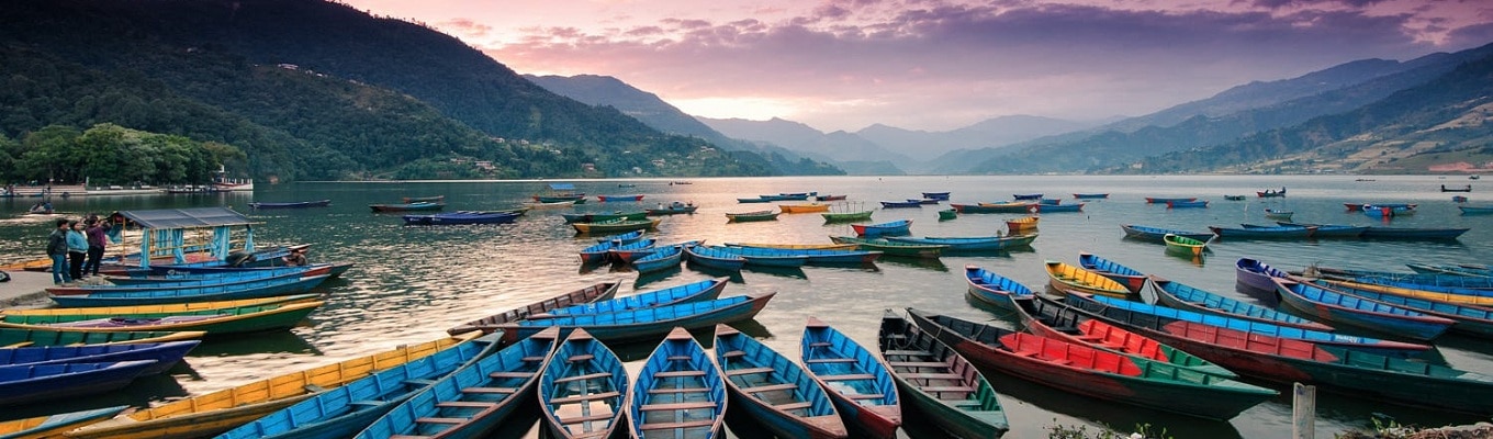 Hồ Phewa được mệnh danh là thiên đường hạ giới tại Nepal với khung cảnh đan xen giữa những rặng núi tuyết và mặt nước trong xanh của hồ