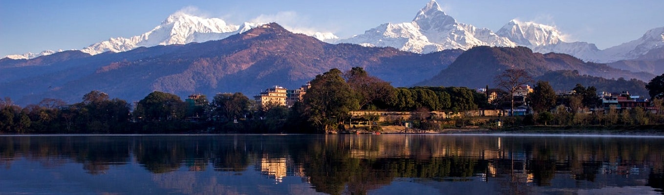 Thành phố Pokhara (827 m) cách thủ đô Kathmandu 198 km về phía tây và là một trong các điểm đến du lịch nổi tiếng của Nepal