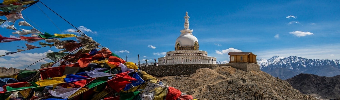 Tòa tháp trắng Shanti stupa được xây trên đỉnh đồi theo kiểu mái vòm tuyệt đẹp với nhiều di tích quý giá của Phật giáo