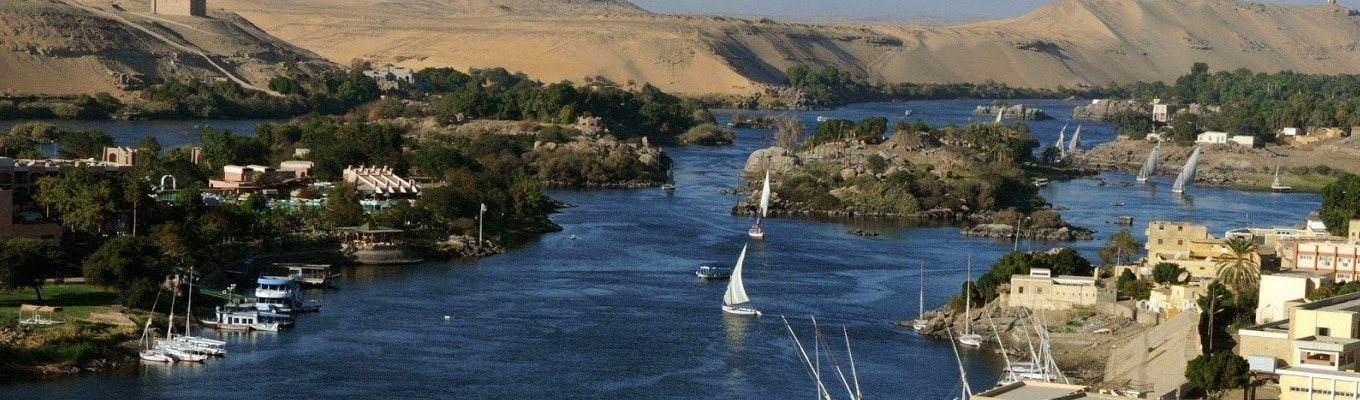 Tên của sông Nile xuất phát từ hệ ngôn ngữ Xê – Mit (Semitic languages). Lúc đầu, nó có tên là Nahal, sau đổi lại thành Neilos, có nghĩa là “dòng sông thung lũng”.