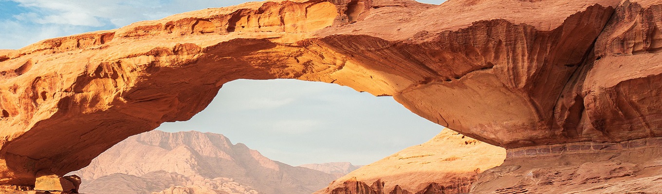 Wadi Rum - nơi được mệnh danh “Thung lũng mặt trăng” với khung cảnh hùng vĩ được sử dụng làm bối cảnh cho nhiều bộ phim nổi tiếng như Lawrence of Arabia hay Cuộc Thập Tự Chinh cuối cùng của Indiana Jones,...