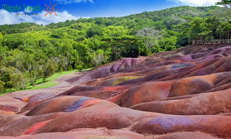 Dãi đất bảy màu (Seven Coloured Earth) ở làng Chamarel