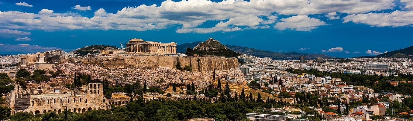 Đồi Acropolis, theo ngôn ngữ Hy Lạp là thành phố ở trên cao; ngày nay khu khảo cổ Acropolis của Athens là quần thể kiến trúc nổi tiếng ở Hy Lạp với các ngôi đền như đền thờ nữ thần Trí Tuệ và Chiến Thắng Athena Nike - vị thần bảo hộ của Athens, ngôi đền Erectheion và đặc biệt là điện Parthenon.