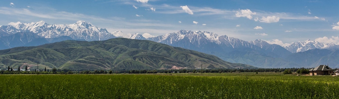 Dãy núi Thiên Sơn (7.439m), dãy núi nằm trong khu vực biên giới với 2 quốc gia Kazakhstan, Kyrgyzstan. Đối với tộc người Duy Ngô Nhĩ, dãy núi này được họ trân trọng gọi là “dãy núi thần linh”.