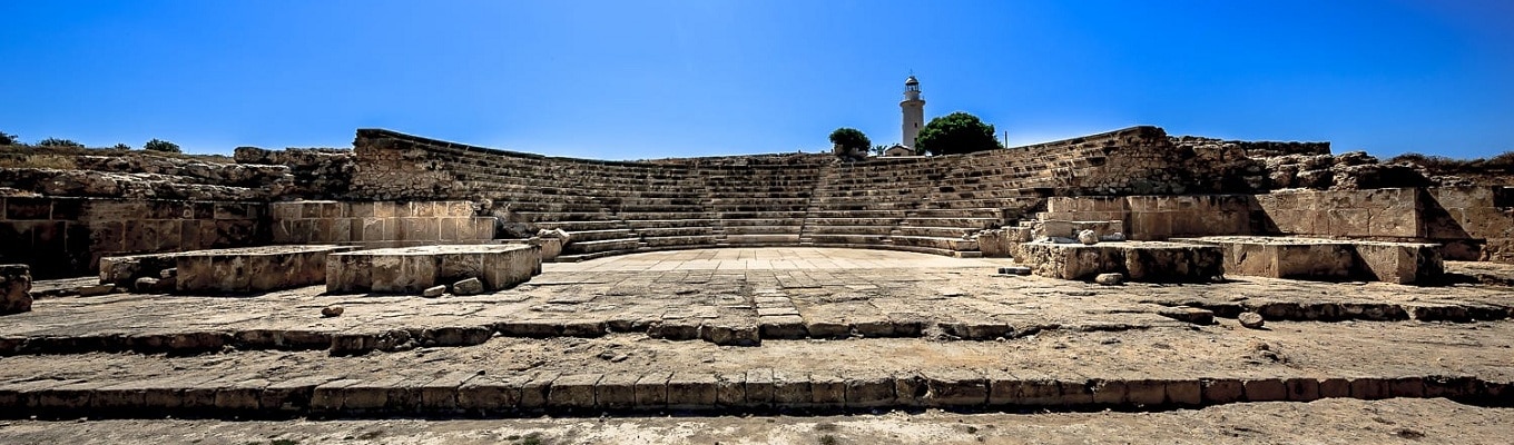 Nea Paphos - ngôi làng La Mã nổi tiếng với bức tranh khảm sàn tuyệt đẹp, tại đây, quý khách có thể chiêm ngưỡng những bản khảm  miêu tả những câu chuyện trong thần thoại Hy Lạp như tranh khảm tại Nhà của Dionysos (Nhà của thần rượu vang), Nhà của Theseus, nhà của Aion…. 