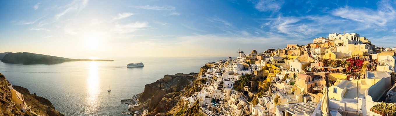 Santorini - đảo ngọc của Hy Lạp với những ngôi làng nằm chênh vênh trên đồi hướng ra biển.