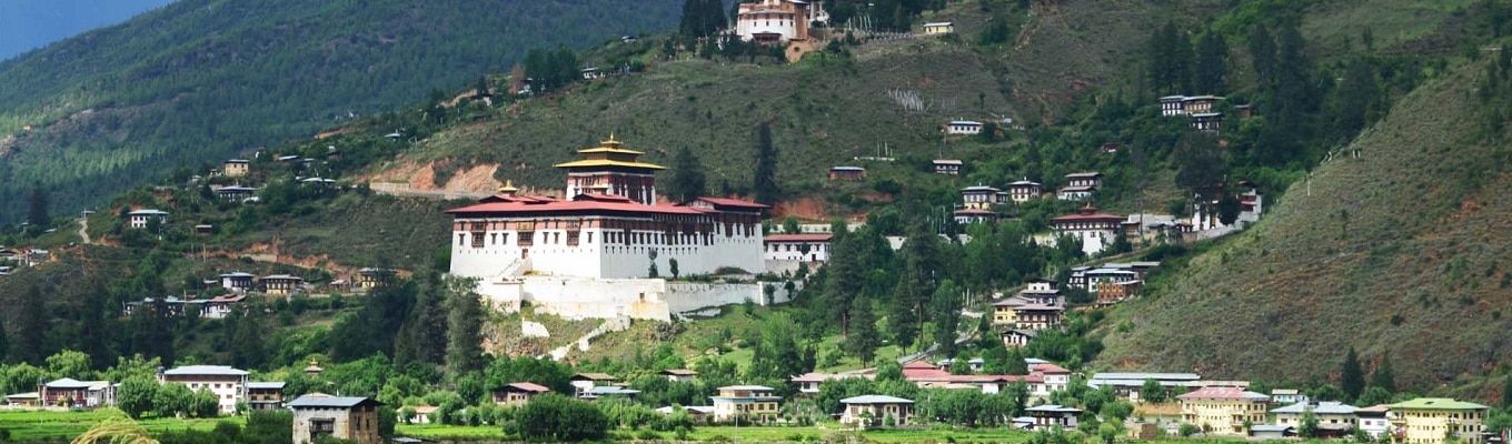 Rinpung Dzong được ngài Ngawang Namyang cho xây dựng năm 1644, trên một quả đồi với vị trí rất đắc địa để bảo vệ người dân nơi đây khỏi sự xâm lăng của Tây Tạng, tại đây quý khách có thể phóng tầm mắt bao quát toàn cảnh thành phố Paro tuyệt đẹp.