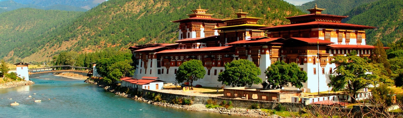 Pháo đài Punakha được xây dựng từ năm 1637, pháo đài hiện là nơi nghỉ đông của các vị trụ trì của tăng đoàn Bhutan, đây cũng là một trong những pháo đài đẹp nhất Bhutan, nằm giữa con sông Mo Chu (sông mái) và sông Pho Chu (sông trống).