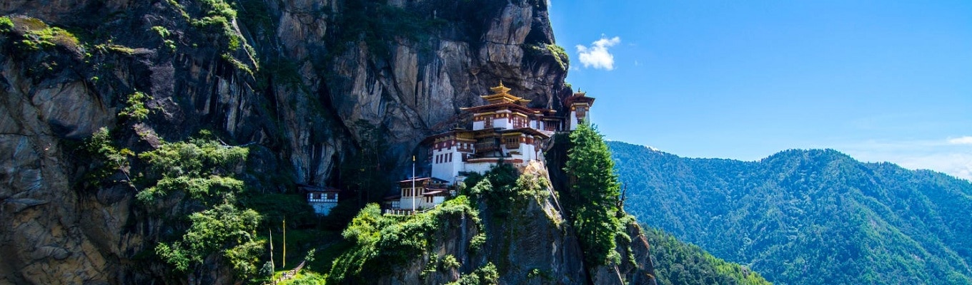 Tiger Nest Monastery là một tu viện tuyệt đẹp, nằm ở độ cao 3200 m và nằm cheo leo trên vách đá dốc đứng khoảng 1000 m trên thung lũng Paro.