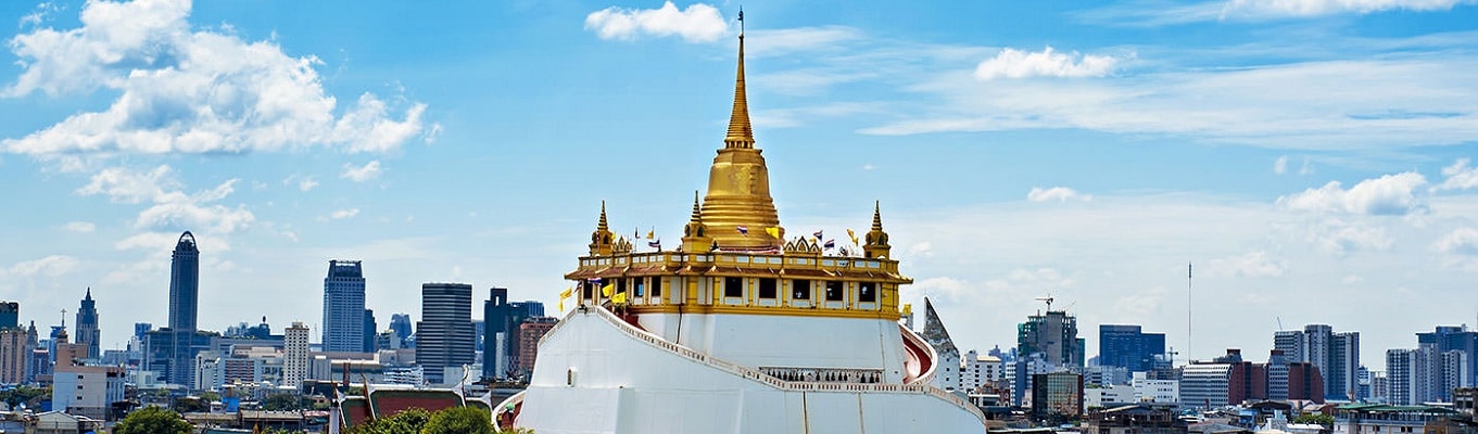 Wat Saket (Chùa Núi Vàng – Golden Mount) là 1 quần thể Phật giáo được hình thành từ triều đại Ayutthaya. Ngôi chùa nằm trên 1 đỉnh núi nhỏ cao 58m, nổi bật với 1 tháp chedi (tháp mộ) nhũ vàng óng ánh