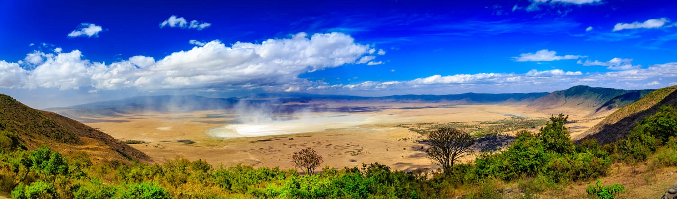 Khu bảo tồn Ngorongoro rộng lớn bao phủ vùng đồng bằng cao nguyên, vùng thảo nguyên, hoang mạc và rừng. Nó được khai phá vào năm 1959 cùng với các động vật hoang dã sống chung với người chăn gia súc bán du mục Masai theo cách truyền thống