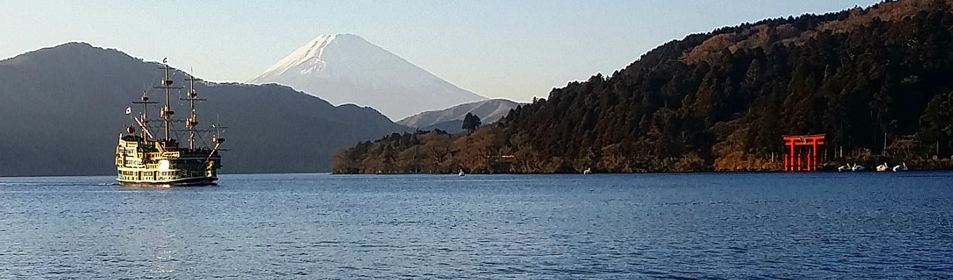 Hồ Ashi (hay hồ Ashinoko) là một hồ nước nằm trên miệng núi lửa trong vùng núi lửa Hakone - Nhật Bản