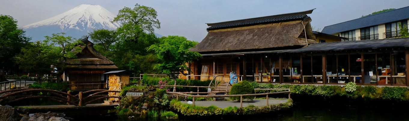 Oshino Hakkai – ngôi làng cổ nằm yên bình dưới chân núi Phú Sĩ. Cho đến ngày nay, những ngôi nhà ở làng Oshino Hakkai vẫn mang nét kiến trúc truyền thống Nhật Bản xa xưa