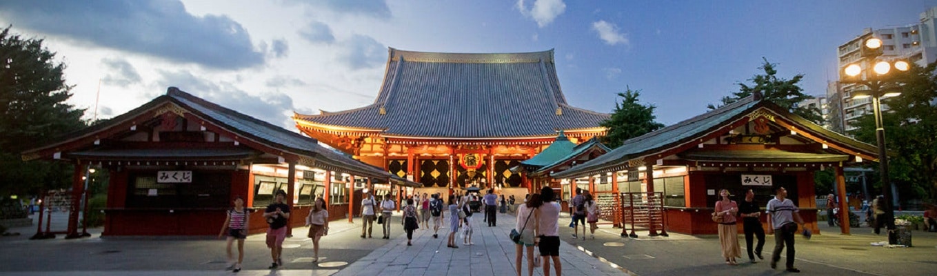 Đền Quan Âm Asakusa Kannon – hay còn được gọi là đền Sensoji,  một trong những ngôi đền cổ nhất Tokyo còn lưu lại các di tích cổ và là điểm đặc biệt thu hút người dân Nhật Bản vào đêm giao thừa cũng như năm mới