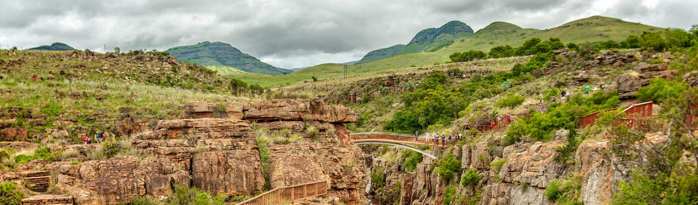 Bourke’s Luck Potholes - một hẻm nước sâu được hình thành từ sự xói mòn của sông và nước lũ chế tác lên một “con hẻm” nước với hình dáng tuyệt đẹp cùng những khối đá xung quanh