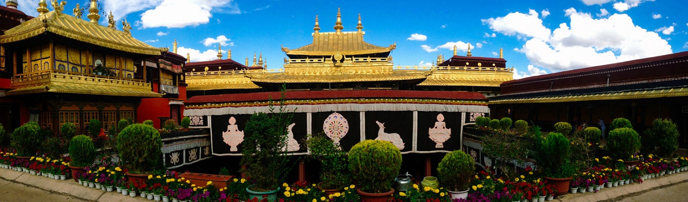 Đền linh thiêng Jokhang (Đền Đại Chiêu), điểm hành hương phải đến trong đời của người Tạng... Bên trong đền thờ tượng Đức Phật Thích Ca Mâu Ni 12 tuổi (tượng Jowo linh thiêng) của Văn Thành Công Chúa đem sang Tây Tạng khi bà về nhà chồng.