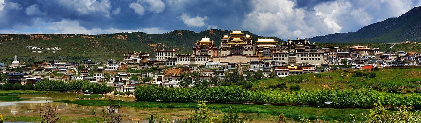 Tu viện Ganden - một trong những đại tu viện Phật giáo của dòng Cách Lỗ đầu tiên và lớn nhất ở Tây Tạng, cách Lhasa 45 km, trên độ cao 4.300 m và khá tách biệt với bên ngoài