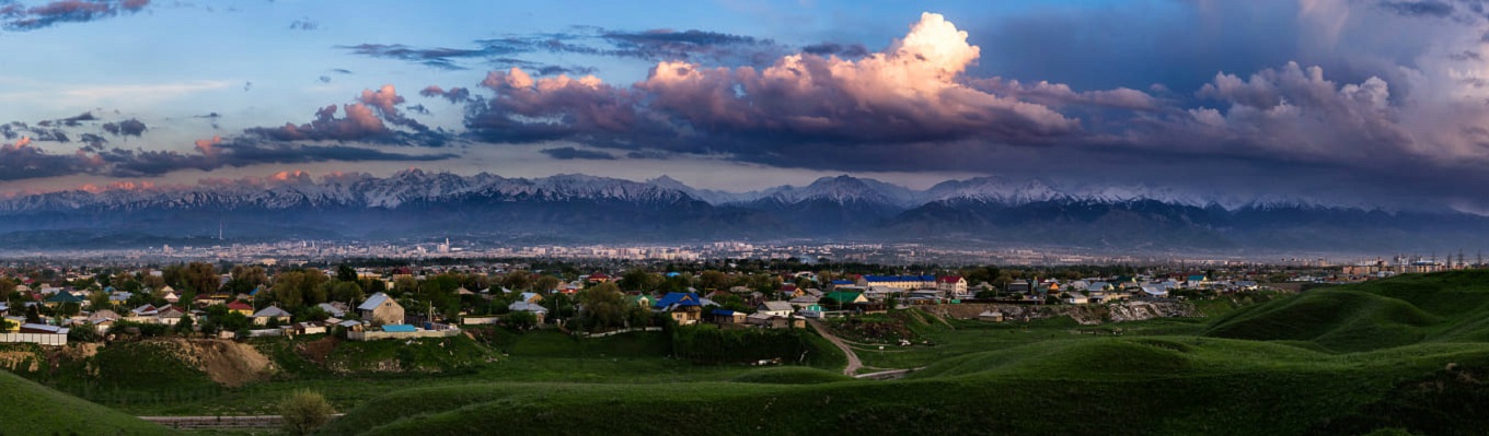 Almaty - nơi được đánh giá là một trong những thành phố độc đáo nhất thế giới, nằm dưới chân núi Alatay, ở độ cao 900 mét so với mực nước biển, Almaty nổi tiếng với vẻ đẹp quyến rũ của những những hồ nước trong xanh in bóng mây trời, êm đềm bên những vườn táo, vườn mơ và anh đào trải dài trên thảo nguyên. 