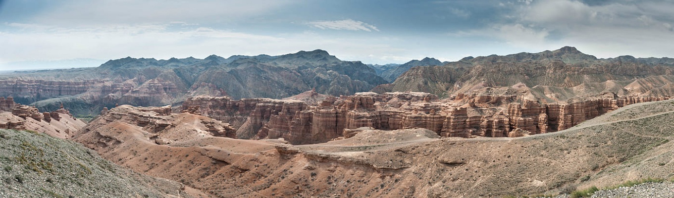 Charyn Canyon là một trong những di sản thiên nhiên độc đáo nhất của Kazakhstan, nằm trên nền đất phẳng trên thảo nguyên gần Almaty, nơi đây có cảnh quan ngoạn mục của những vách đá thẳng đứng, lâu đài cổ được tạo ra bởi tác động của nắng, gió và mưa... 