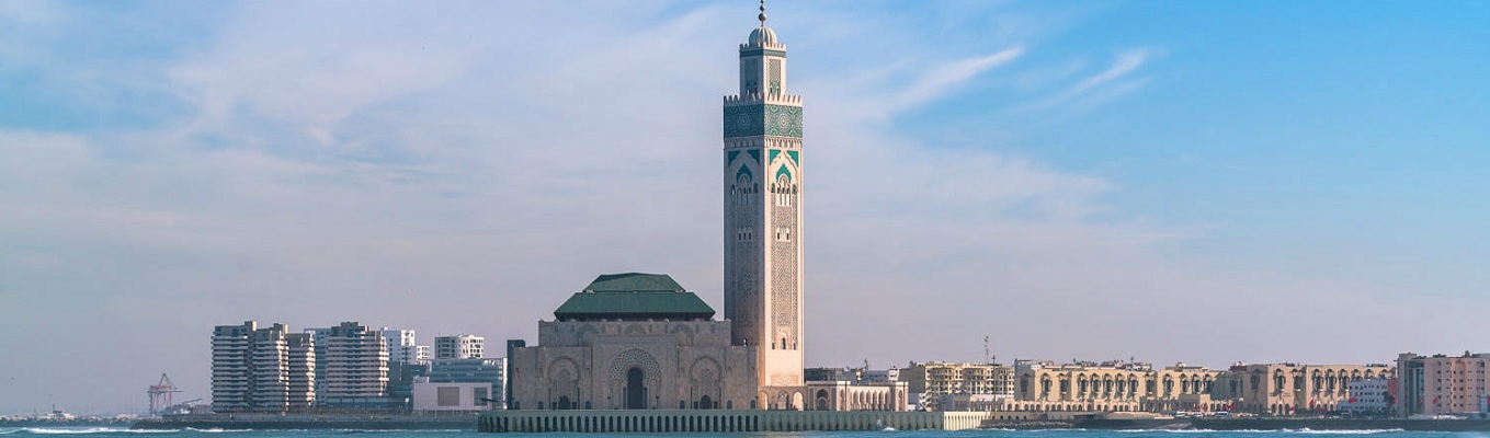 Nhà thờ Hồi giáo Hassan II,  nhà thờ Hồi giáo lớn thứ hai trên thế giới. Đặc trưng nổi bật nhất của Nhà thờ Hồi giáo Hassan II là vị trí ngoạn mục, được xây dựng trên nền tảng của Đại Tây Dương