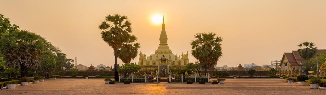 That Luang – Tháp cao 45 mét, biểu tượng cho đất nước Lào, được xây dựng cách đây 450 năm, tương truyền là nơi an vị xá lợi đức Quán Thế Âm Bồ Tát. 