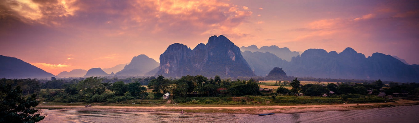 Vang Vieng - thị trấn bình yên và lãng mạn. Nằm cách thủ đô Vientiane của Lào khoảng 150km, thị trấn bé nhỏ Vang Vieng nằm lọt thỏm trong núi rừng xanh ngát mênh mông