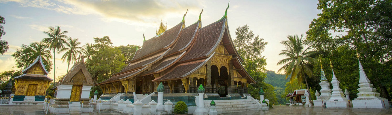 Chùa cổ Wat Xieng Thoong - Tọa lạc gần ngã ba sông Mekong và dòng Nậm Khan. Wat Xieng Thong là ngôi chùa đẹp nhất, cổ nhất và quan trọng nhất trong số 65 ngôi chùa lớn ở Luang Prabang