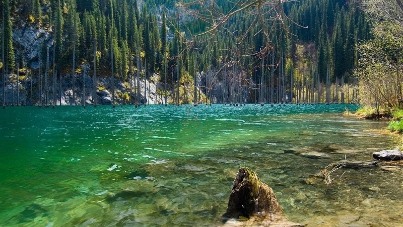 lake-kaindy-shore