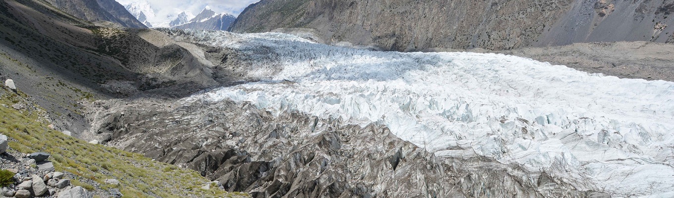 Sông băng Passu nằm ở phía nam thị trấn, dòng sông băng  dài 57km này là sông băng dài thứ năm nằm ngoài vùng cực và được mệnh danh là "sông băng đen”