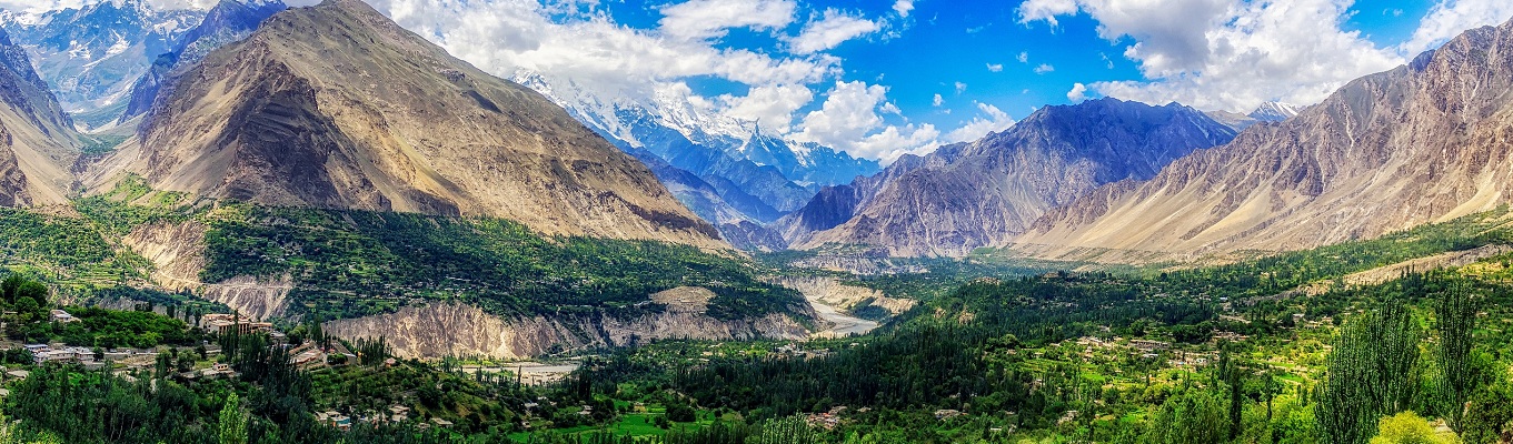 Hunza gần như hoàn toàn tách biệt với thế giới bên ngoài. Thế nhưng, nơi đây đã từng được những người Anh ca ngợi là “Vườn địa đàng” khi họ ghé thăm nơi này vào những năm 1960 và điều này dường như vẫn hoàn toàn đúng cho đến tận ngày hôm nay.