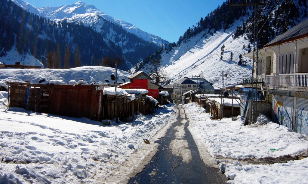 naran-bazar-in-winter