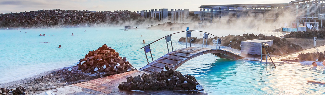 Hồ Lam Tích (Blue Lagoon), nơi quý khách được chiêm ngưỡng và thư giãn trong khu spa tuyệt đẹp tựa như thiên đường, đắm mình trong làn nước nóng tự nhiên, đặc sản của hòn đảo Iceland.