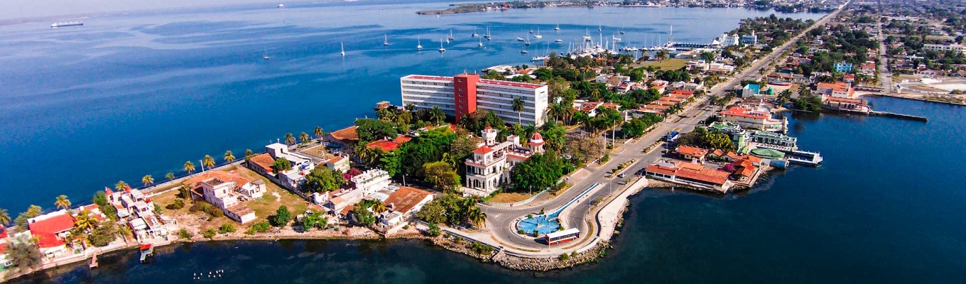 Thành phố Cienfuegos, di sản văn hóa Thế giới được Unesco công nhận năm 2004, nơi lưu giữ những kiến trúc cổ đậm phong cách Pháp thời khai hoang thuộc địa với những con phố vuông vức thẳng tắp như bàn cờ và được xem là viên ngọc phía Nam của Cuba.