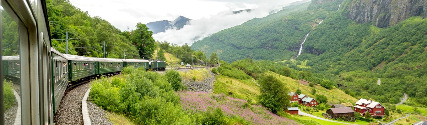 Flamsbana Railway, tuyến đường sắt ngoạn mục nhất thế giới. Quý khách sẽ được trải nghiệm cung đường đi bằng tàu hoả đẹp nhất thế giới trên đoạn đường 20km từ Flam đến Myrdal.