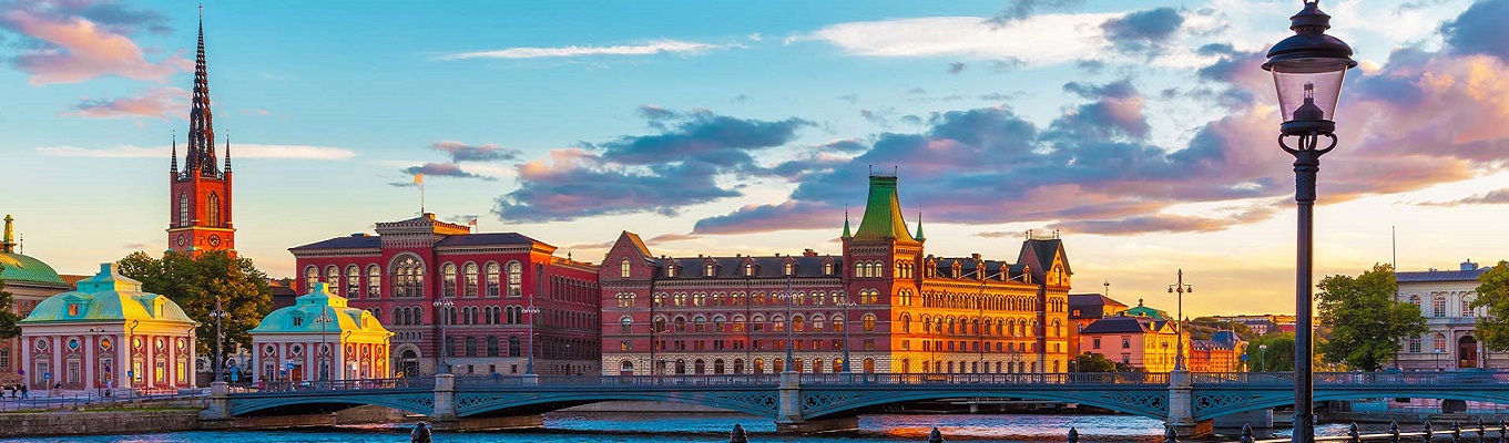 Thị trấn cổ Gamla Stan, nằm ở vị trí trung tâm của Stockholm, thị trấn được xây dựng từ thời trung cổ và được bảo tồn đến ngày nay. Gamla Stan quyến rũ du khách bởi mê cung những con hẻm hẹp, những tòa nhà bằng đá từ thế kỷ 17, 18 nằm chen chúc trong các con phố. 