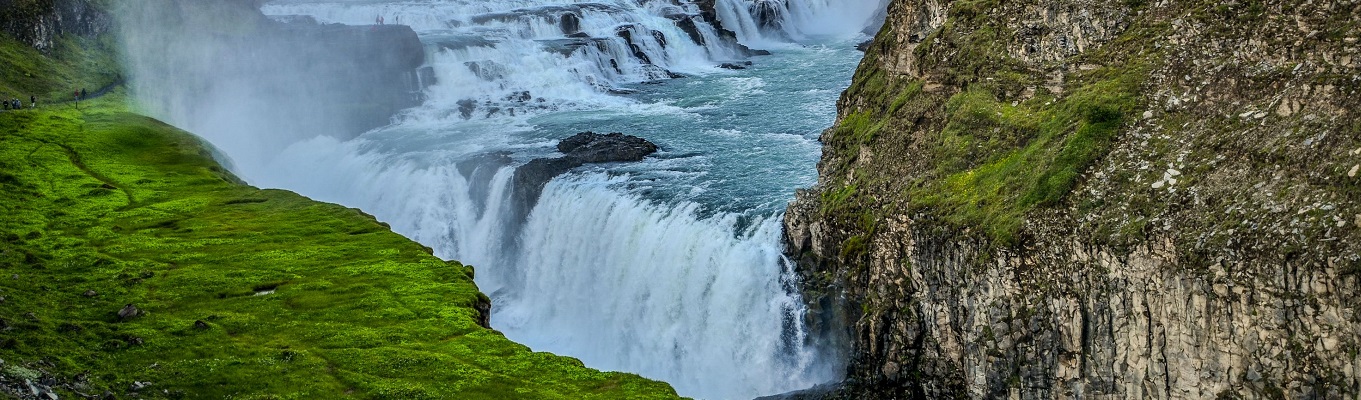 Thác nước Hoàng Kim (Gullfoss), với phong cảnh núi non hùng vĩ và hẻm núi cao hiểm trở ở hai bên đường đi sẽ tạo cho du khách cảm giác choáng ngợp trước vẻ đẹp tuyệt mỹ mà thiên nhiên đã ban tặng cho khu vực quanh thác Gullfoss.