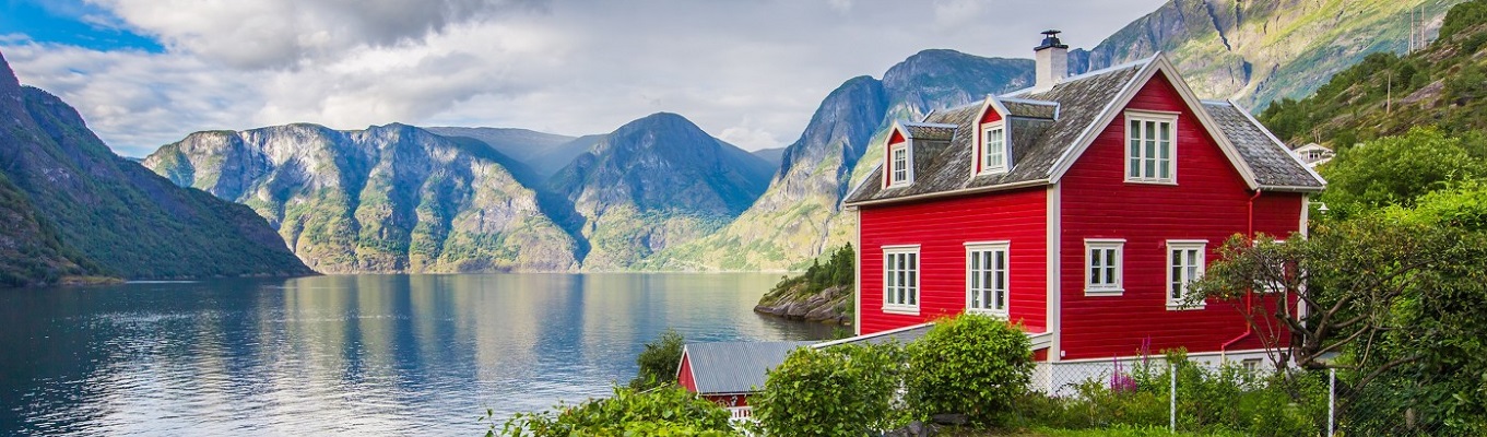 Vịnh Næroy là được xem là một trong những phần đẹp nhất và hoang dã nhất của vịnh Sognefjord, được xếp vào hàng di sản thiên nhiên thế giới.