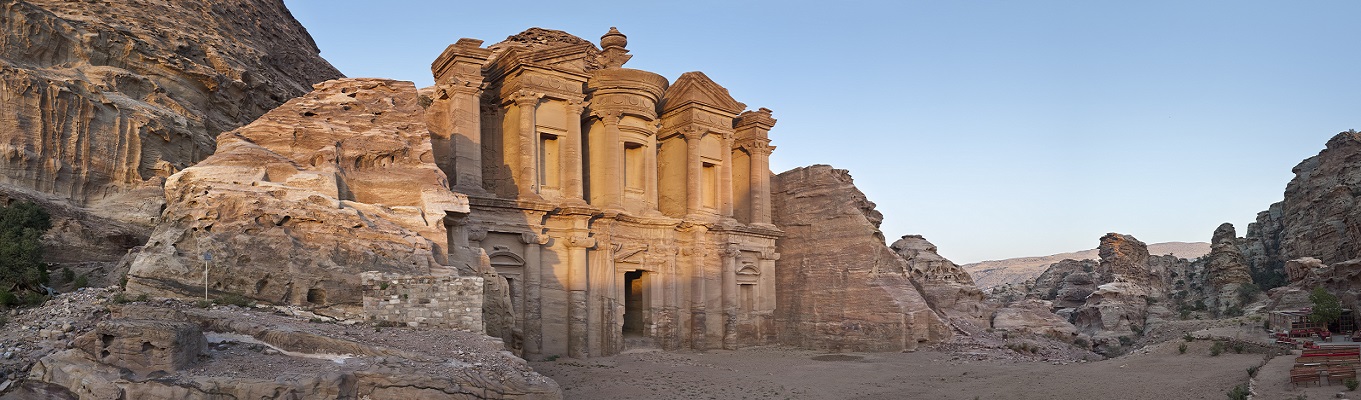 Thành cổ Petra, nơi người Nabataean đã xây dựng thành phố thủ đô Petra vào thế kỷ thứ I trước công nguyên đến thế kỷ thứ I sau công nguyên, sau đó thành phố này được tái khám phá vào thế kỷ 19.