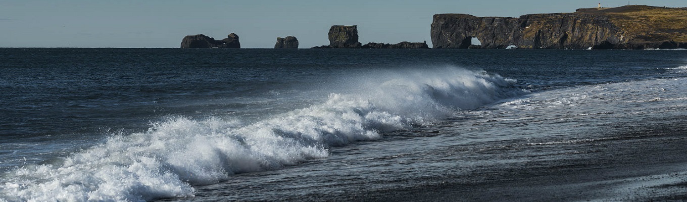 Bãi biển cát đen Reynisfjara đẹp như tranh vẽ và thuộc hàng những bãi biển kỳ lạ nhất thế giới với từng đợt sóng biển trắng xóa, đối lập với bãi cát đen mịn màng và những hàng cột đá vuông vức trải dài.