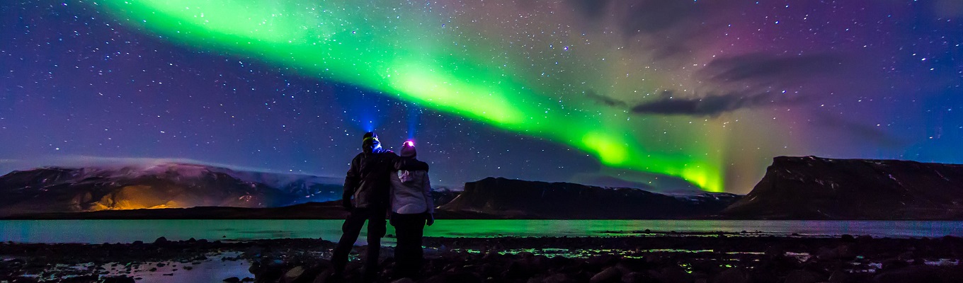 Quý khách tham gia tour dã ngoại Săn Cực quang (Chasing Aurora) cùng đội ngũ hướng dẫn viên chuyên nghiệp.