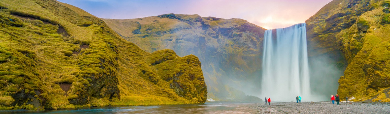 Thác nước Skógafoss là một trong những thác nước lớn nhất của Iceland, là “ nơi khai sinh ra cầu vồng” nhờ lượng nước khổng lồ đổ xuống trong những ngày nắng.